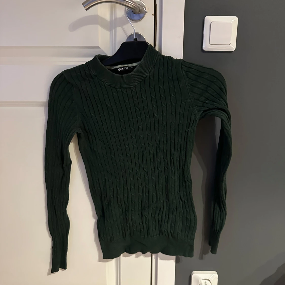 Mörkgrön ribbad tröja Gina Tricot XS