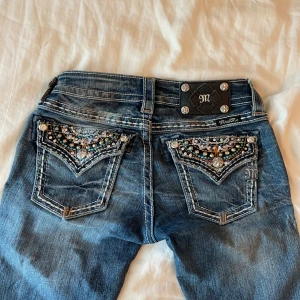 Miss Me jeans  - Snygga blå jeans från Miss Me med bootcut-modell och låg midja.  W 24 L 34