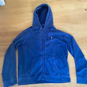 Skön Ralph lauren hoodie med vintage tvätt - Jag säljer produkten för 549 kr, men nypris är 2200, den är använd, men inga defekter eller täcken på slitage.