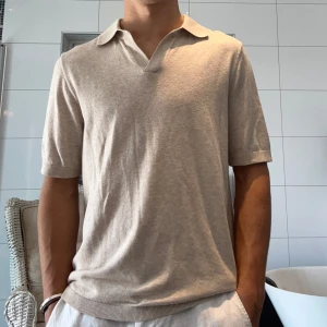 Beige pikétröja från A Day's March - Snygg beige pikétröja från A Day's March i mjuk bomull!! Perfekt till sommarn☀️Passar till allt och sitter riktigt snyggt. Fint skick utan några som helst defekter💫
