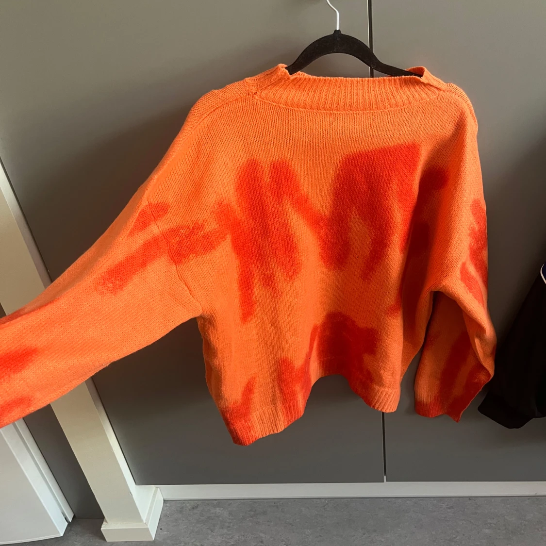 Orange stickad tröja med röd tie-dye - 4