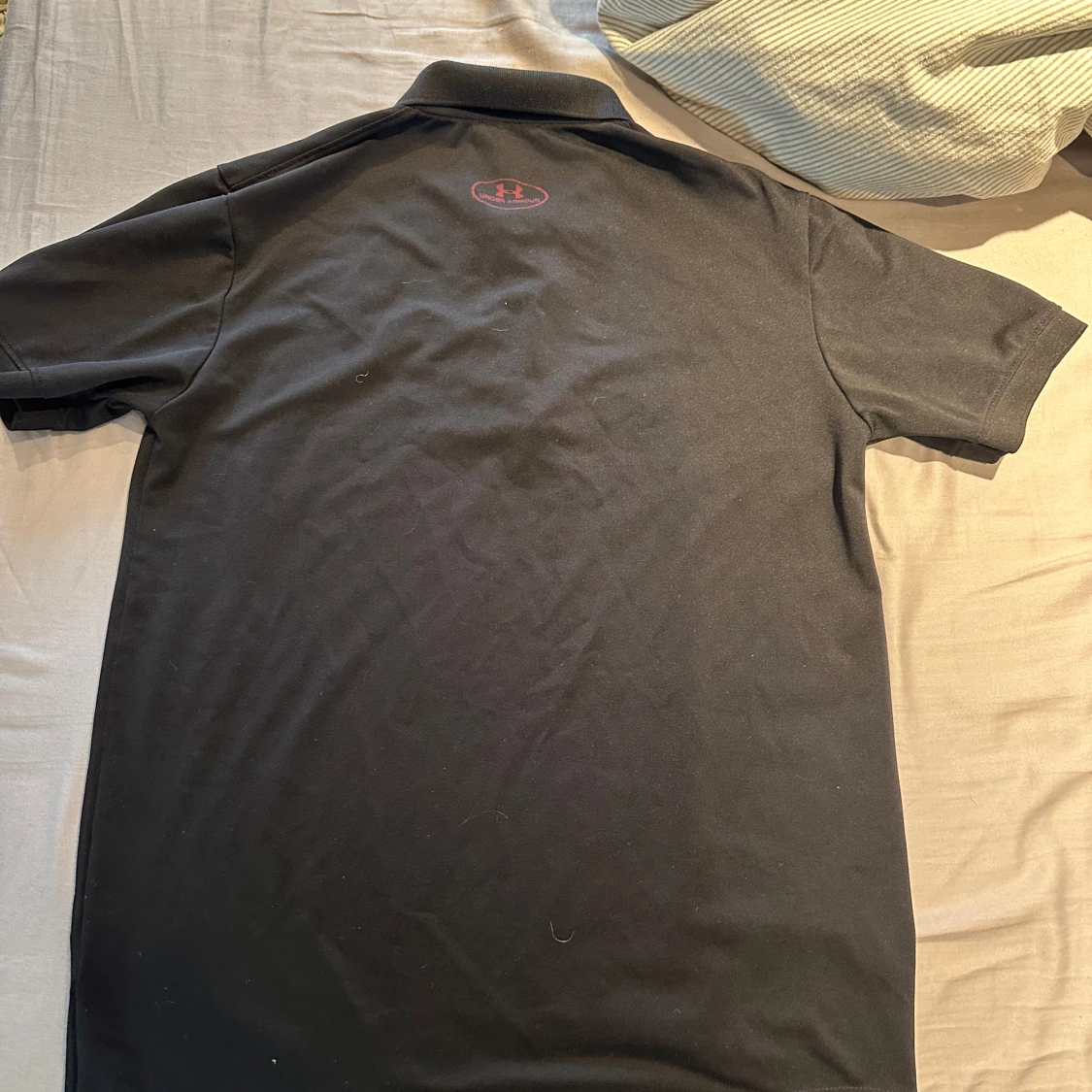 Svart pikétröja från Under Armour - 1