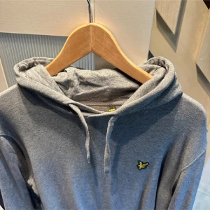 Lyle and Scott Hoodie ”L” - Grå Hoodie från Lyle and Scott. Mycket väl omhändertagen och minimalt slitage. Nypris ca 550-600kr bara hängt i garderoben på sistone.