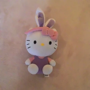 Lila Mini Bunny Hello Kitty 🐈🎀🐰 - SÖTASTE Hello Kittyn att ha i rummet! 😻 Mjuk och ren, så otroligt gullig att ha i handen. Ungefär lite större än en hand i storlek👐🌸 Inga fläckor eller skador! 🚚 Skickar inom kort!
