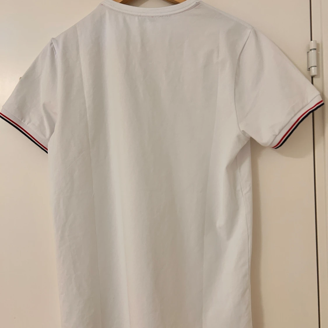Vit Moncler t-shirt med röd/blå kant - 2