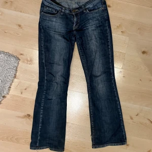 Lågmidjade bootcut jeans - Snygga mörkblå lowrise jeans från Big Star i bootcut. Fina broderade bakfickor. Säljer då de är för små! Står W26 och L30 på lappen