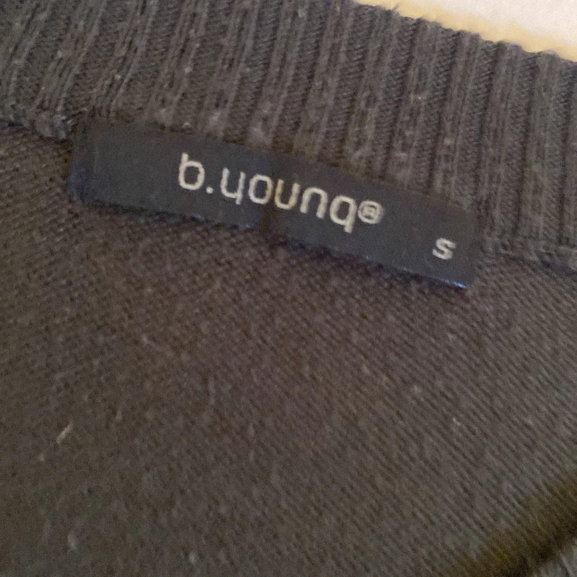 Svart v-ringad tröja från b.young - 2