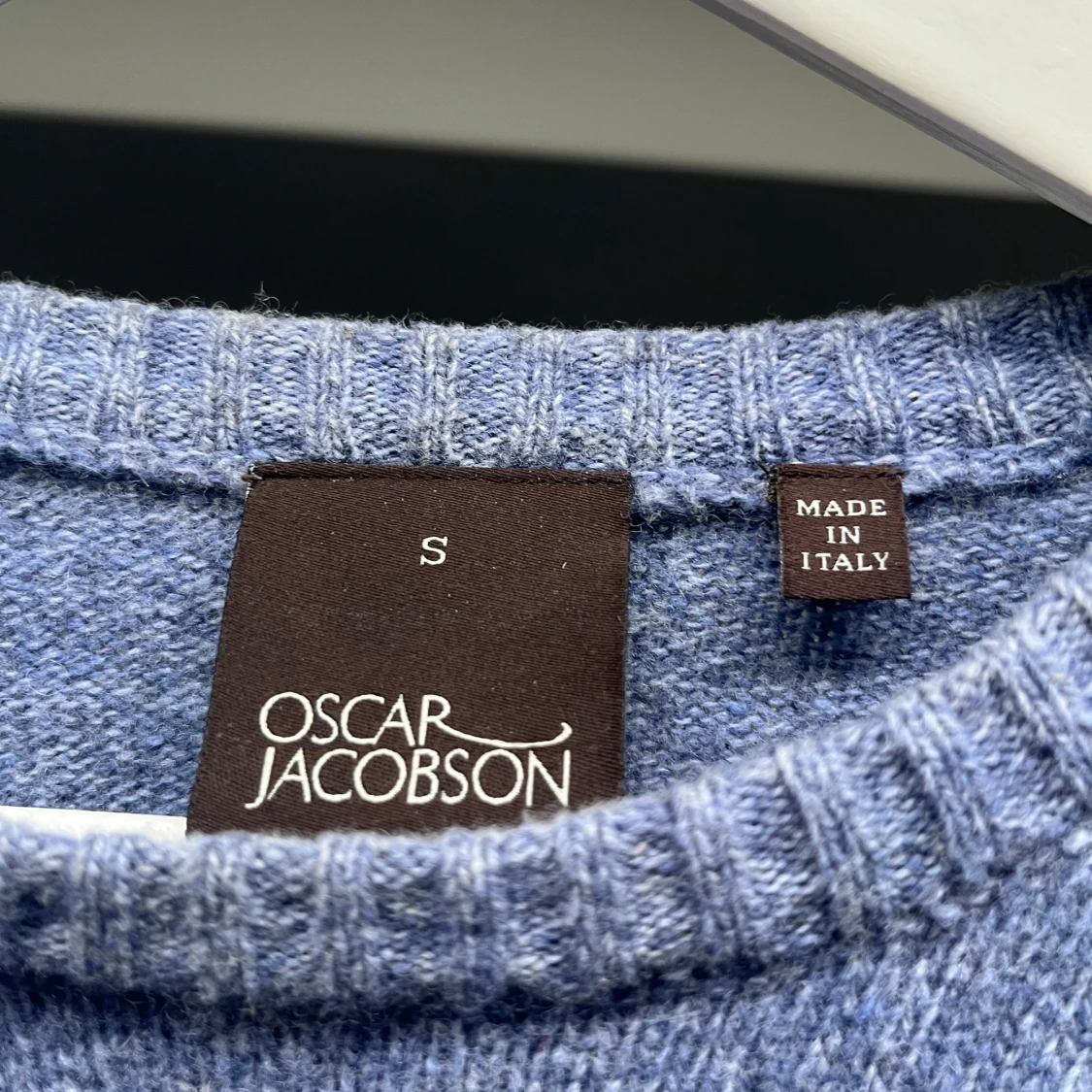 Blå stickad tröja från Oscar Jacobson - 1