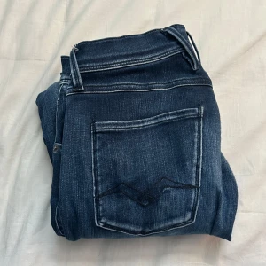 Replay Anbass jeans - Tjena! Säljer mina mörkblå tvättade replay anbass jeans i storlek 30/32. Finns inga deflekter och skicket är mycket bra! Köpt i butik för 1800kr, nästintill oanvända. Hör av er vid intresse, pris ej hugget i sten!