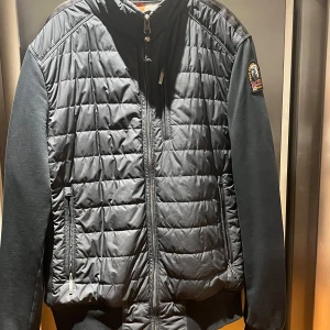 Parajumper cardigan  - Säljer min cardigan då den är för liten. Jackan är i storlek S men passar nog en med storlek M. Pris kan diskuteras vid snabb affär! Bara skriva vid minsta fundering!