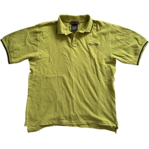 Grön t-shirt från Vans - Grön piké t-shirt från Vans