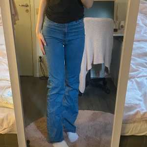 Blå bootcut jeans  - Säljer blåa högmidjade jane boot jeans