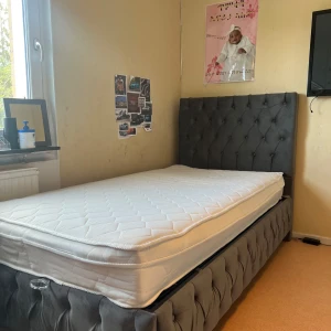 Säng till salu - Säljer min säng som jag haft i ungefär 1 år. Den är i bra skick och kommer från ett rök- och djurfritt hem.  🛏 Mått: – Bredd: 100 cm – Längd: 200 cm  Jag köpte den ny för 7 000 kr, men nu säljer jag den med startbud från 3000 kr.  Passar perfekt i mindre rum eller som extrasäng. Säljer bara för att jag ska flytta och vi har bestämt att köpa en bäddsoffa eftersom vi inte har plats.  Finns att hämta i Knivsta. Köparen hämtar.  Hör av dig vid frågor!