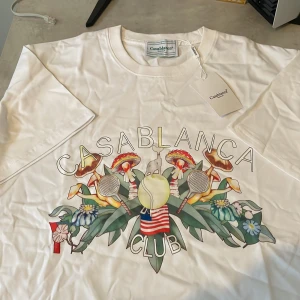 Casablanca t shirt - Säljer denna ritkigt feta cass blanca t shirten i helt nytt skick behövs ba strykas något, passar perfekt till sommaren, bara höra av sig vid frågor !!!