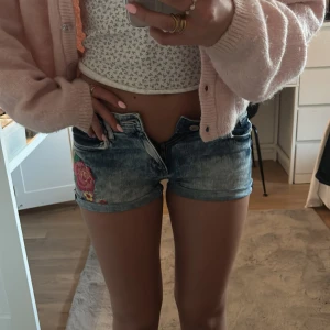 Lågmidjade jeansshorts - Snygga lågmidjade jeansshorts med blommor❤️