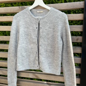 Grå stickad kofta från Gina Tricot - Grå kofta från Gina Tricot. Inga defekter, fläckar eller liknande. Viss prutmån finns. Storlek Xs men passar S också. Använd fåtal gånger 💞