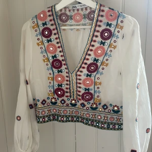 Zara blus  - Säljer denna fina blus från Zara i storlek S i mycket bra skick, skriv om du har några frågor!💓