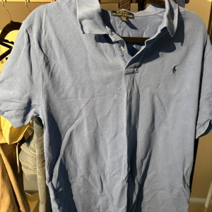Ralph lauren piké  - Storlek:M/L knappt använd o inga defekter. Kom privat för fler bilder