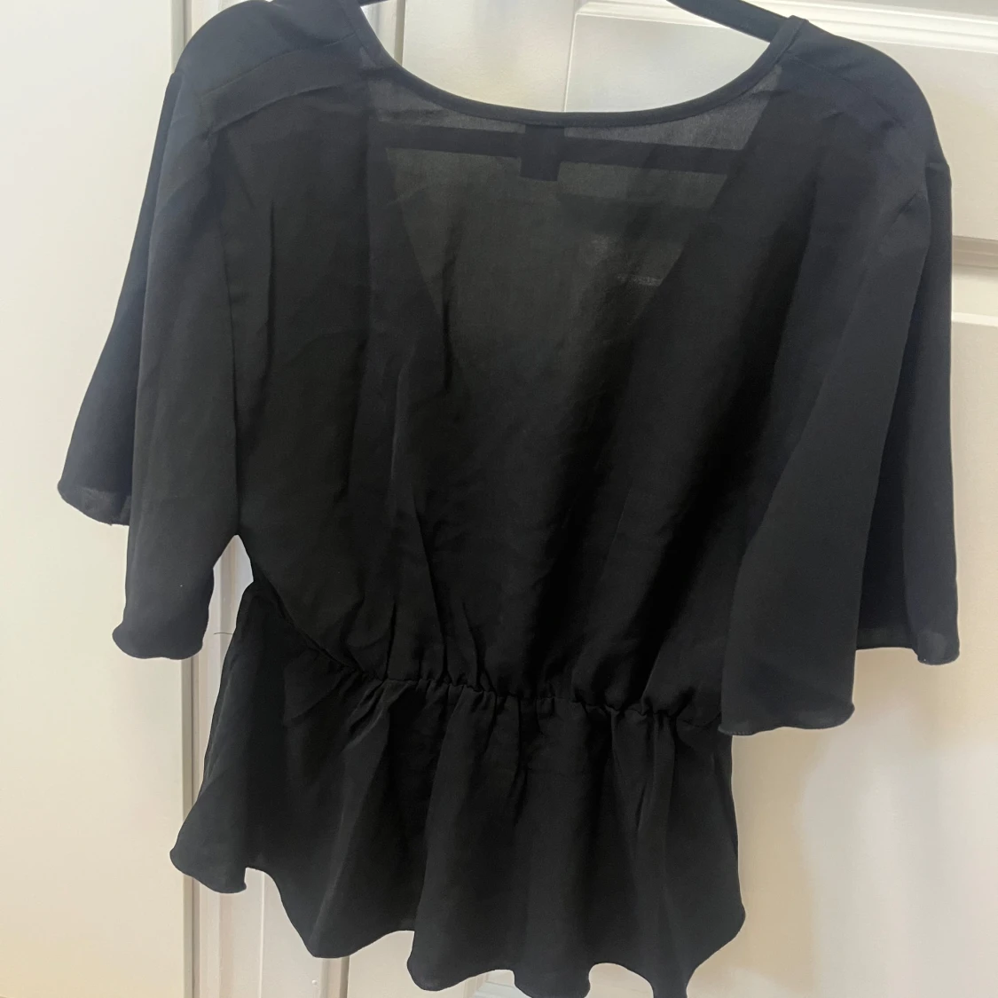 Svart omlottblus från SHEIN - 2