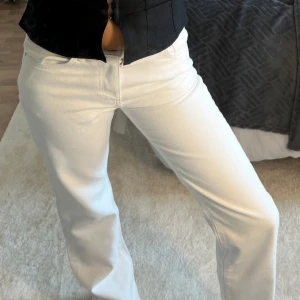 Vita raka jeans - Så så snygga vita jeans!! 🩷lågmidjande och raka, jag är 167 cm!! WAIST 26 LENGHT 3