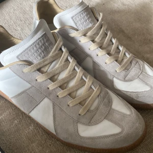 Maison Margiela Gats - ❗️Kvitto och låda medföljer❗️ | Maison Margiela Gats  | Skick: 8/10 (behöver bara en ordentlig tvätt) | Storlek: 44 | Retail 5499kr! | Hör av er vid minsta lilla intresse eller  fundering | Priset är ej hugget i sten 🙌