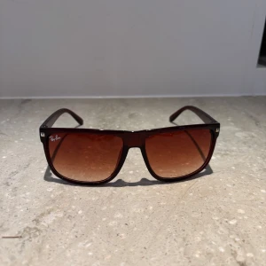 Ray-Ban boyfriend solglasögon  - Sjukt snygga och stilrena Rayban boyfriend solglasögon. Extremt bra pris så först till kvarn. De är helt nya och skickas samma dag som köpet🤝De är Rayban kopior och därav inte äkta men de är helt identiska. Kom pm vid minsta lilla intresse eller fundering.