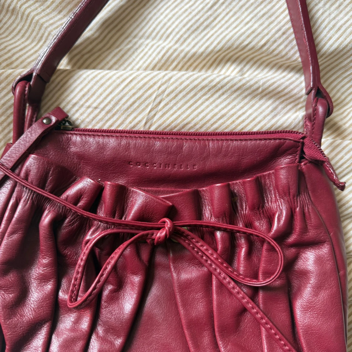 Vinröd axelväska från Coccinelle - 3