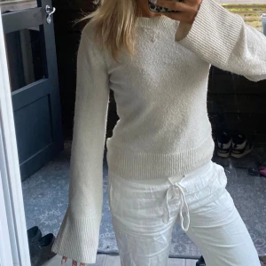 Vit stickad tröja med vida ärmar - Säljer en vit stickad tröja med vida ärmar. Passar till både jeans och kjol💕Tröjan sitter bra!!