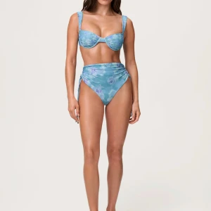 Blommig blå bikini från Adoore - Helt ny bikini från Adoore i storlek XS, var för långsam med att returnera tillbaka så därför lägger jag ut den här🌸💘