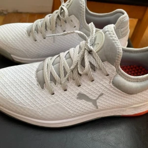 Puma Proadapt Alphacat Golf  - Snygga och sköna skor, perfekta att dra en morgonrunda på golfbanan. Mycket sköna och i princip nyskick. Säljes pga att de är för små då det blev ett spontanköp. Inget kvitto eller skokartong dessvärre. Kom gärna med bud eller bytesförslag 🤝