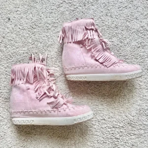 Rosa mockasneakers med fransar - Intressekoll på dessa, storlek 39.