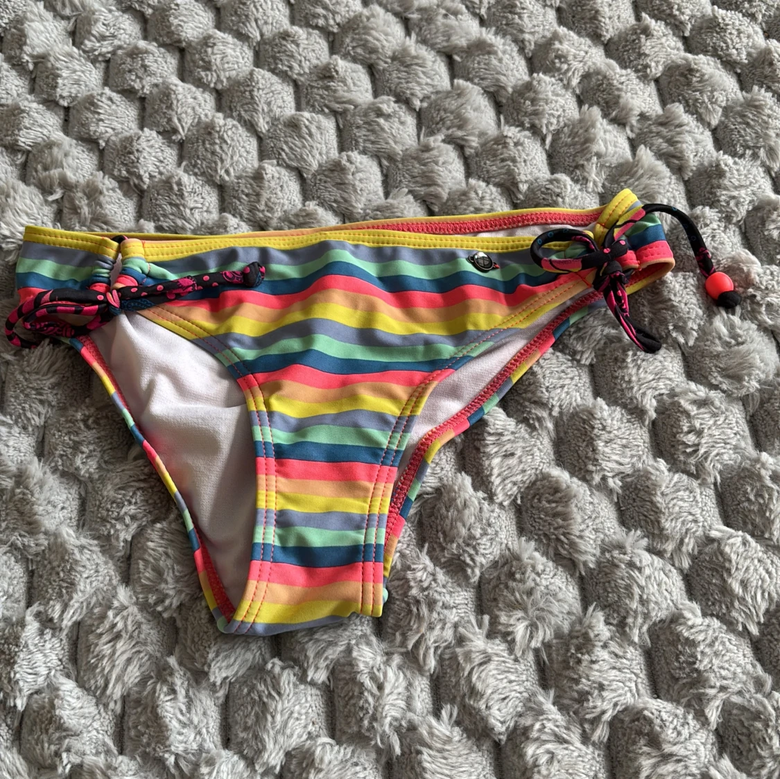 Randig bikiniunderdel från Protest