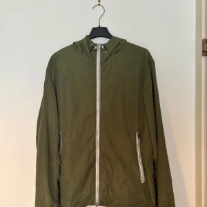 Grön vindjacka från Woolrich - Säljer en sjukt efterfrågad Woolrich windbreaker, perfekt nu till våren! köptes förra våren men har nu växt ur den, passad dig i M, snygg passform! Hör av dig vid frågor o bilder!😃