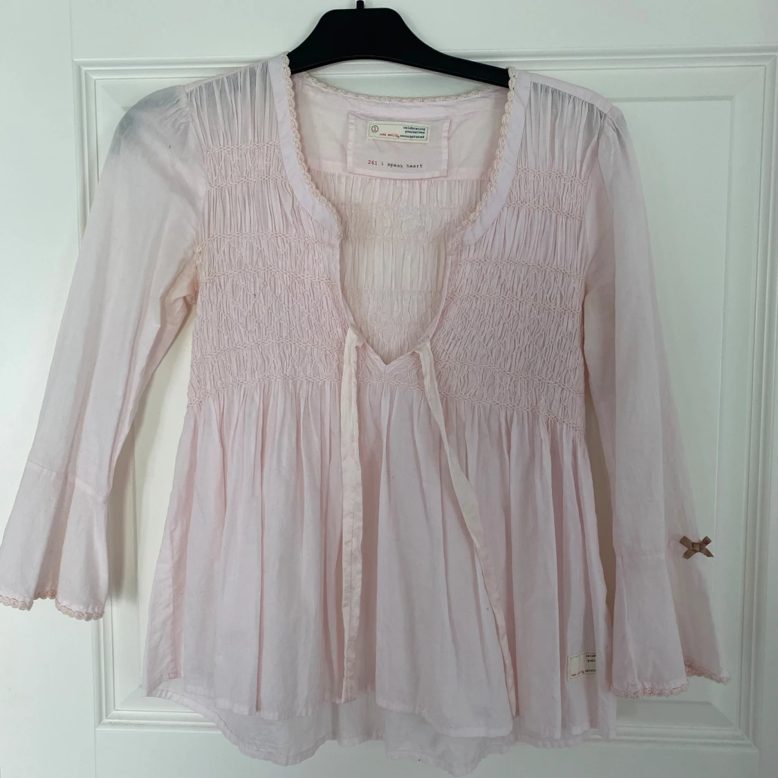 Ljusrosa Odd Molly blus med knytning