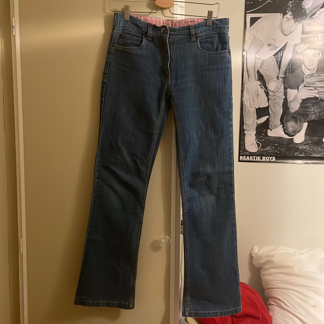Blå flare jeans med broderade bakfickor - 1