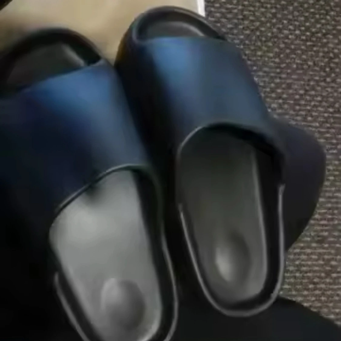 Svarta Slides perfekta för sommaren  - 1