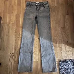 Gråa straight jeans från Gina - Säljer ett par gråa jeans från Gina i rak modell💕medelhög midja 