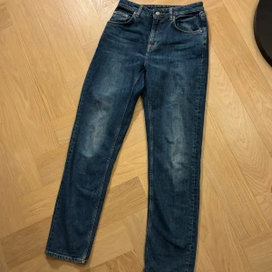 Blå jeans från Nudie Jeans - Nudie jeans mörkblåa slim fit jeans med lite ”sliten” färg på knä&bak :) midwaist och straight leg 💕 W29 L32, passar mig i storlek S och 172 cm! superbra skick, fråga om mer detaljer! jeansen är tightare än bild 5