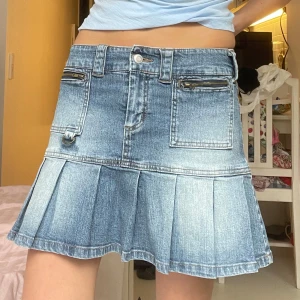 Lågmidjad jeanskjol volang - Snyggaste lågmidjade vintage jeanskjolen😍💕💕 Storlek M men tycker den passar S bättre🤗 Midjemått: ca 36cm🌸