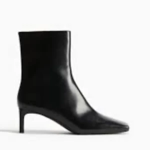 Svarta boots med klack och spetsig tå - Snygga svarta boots i skinn med spetsig tå och medelhög klack. Använda en gång.