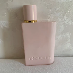Burberry perfym her Elixir 50 ml  - Använts några gånger bara, nästan full, passar inte mig där av säljer jag.