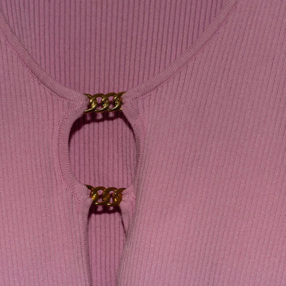 Rosa ribbad topp med gulddetaljer - 3