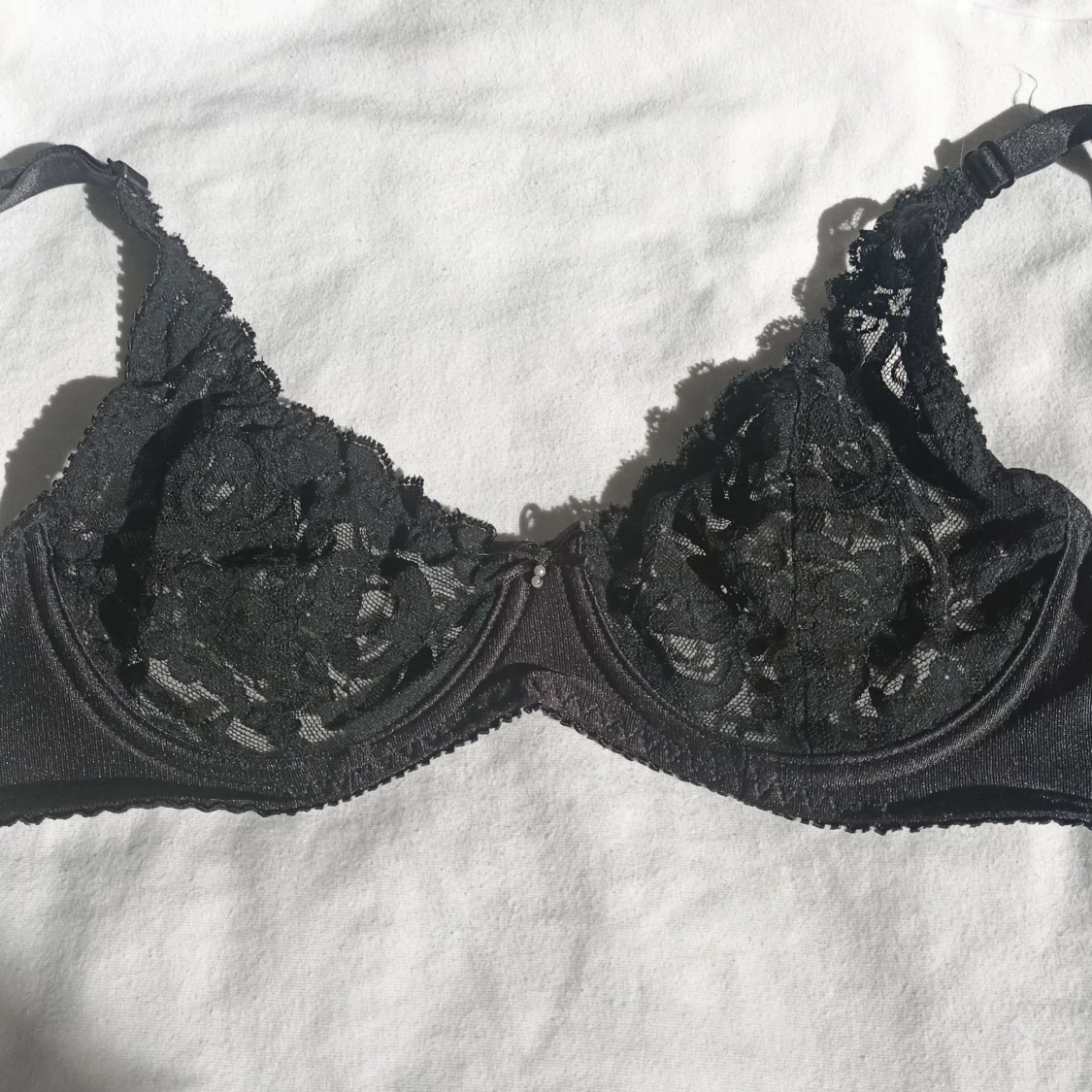 Svart spets-bh med pärldetalj
