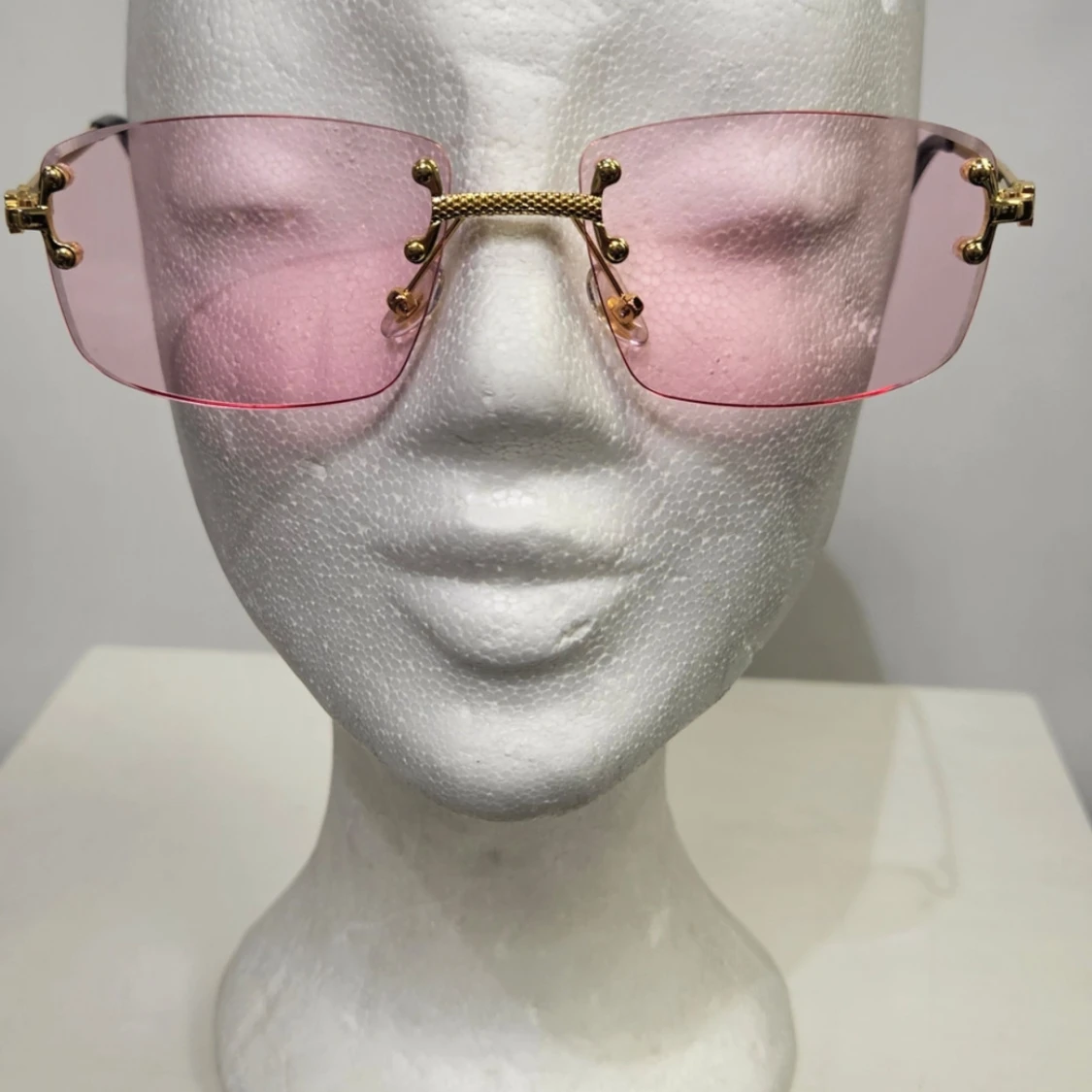 Rosa rektangulära solglasögon med gulddetaljer - 3