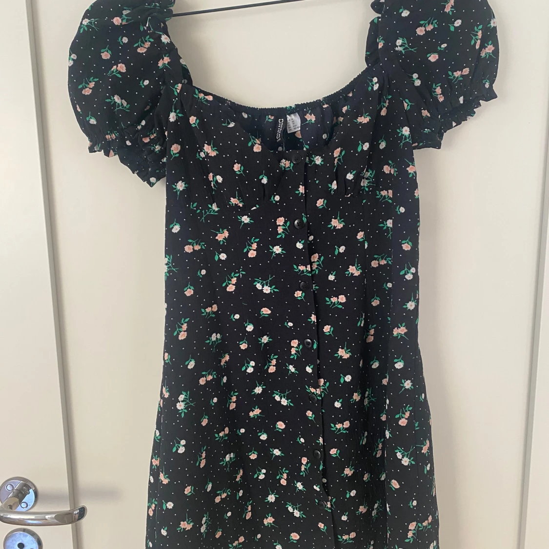 Svart blommig klänning med puffärmar - 2