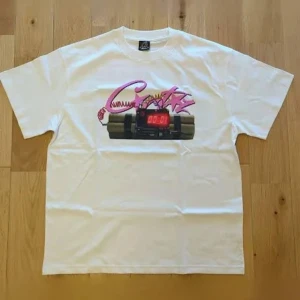 corteiz tröja - Vit t-shirt med färgglatt tryck av dynamit och digital klocka på bröstet. Klassisk passform och rund halsringning. Perfekt för dig som gillar streetwear och unika motiv.
