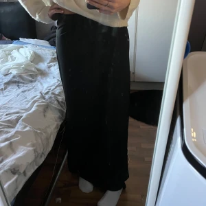 Svart långkjol med slits - Säljer en superfin svart långkjol ifrån shein som har en slits på sidan, använd ett par gånger, har lite defekter men inget man tänker på (sista bilden) 💕