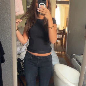 Svarta jeans  - Säljer nu mina svarta jeans från only! Säljer dem då jag råkade köpa för stor storlek! Nästan helt oanvända, använda 2 gånger ❤️