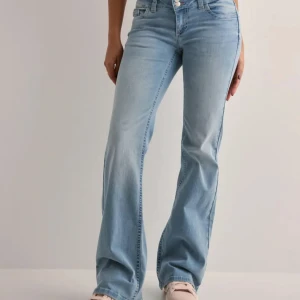 Ljusblå bootcut jeans med broderade bakfickor - Säljer mina blå jeans från Nelly eftersom jag ej använder dem, använd fåtal gånger❣️