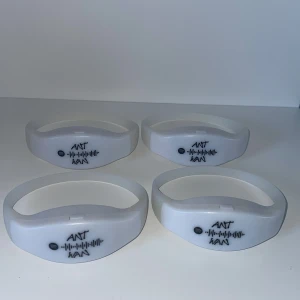 Ant Wan LED-armband från konserten i tele2 arenan 12:e oktober 2024 - Ant Wan vita LED-armband från konserten i tele2 arenan 12:e oktober 2024. De kan lysa i många olika färger. 50kr/st och 200kr för alla. De är endast använda under konserten, alltså är de i nytt skick och rena. Tveka inte med att skriva och priset kan sänkas i en snabb affär.